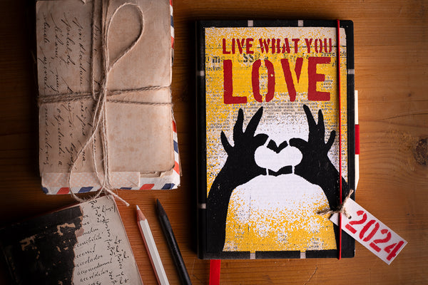 2024 Diary "Hands heart" - Big - originální diář