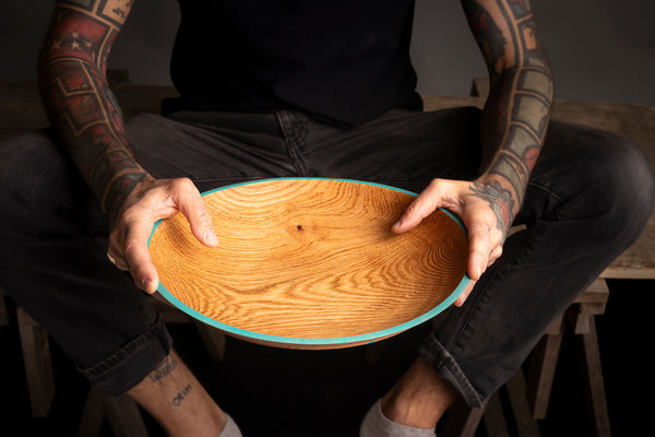 Chase, a handmade oak bowl by Maalström Studio with warm honey-colored tones
