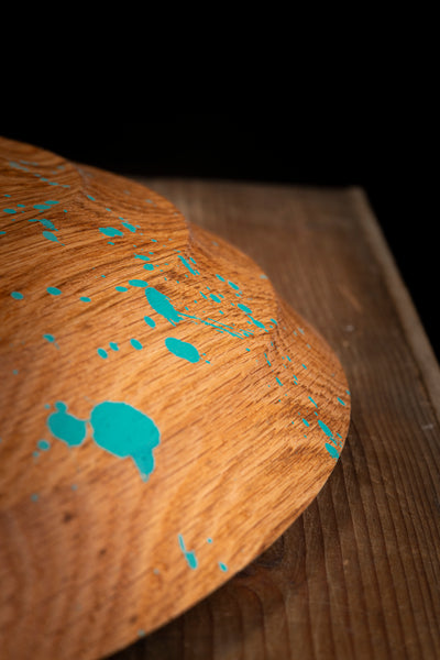 Side profile of the handcrafted oak bowl Chase, 32 cm wide and 7 cm high