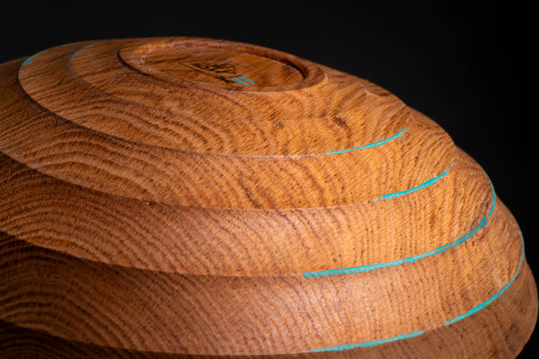 Close-up of oak grain on MATTEA wooden bowl