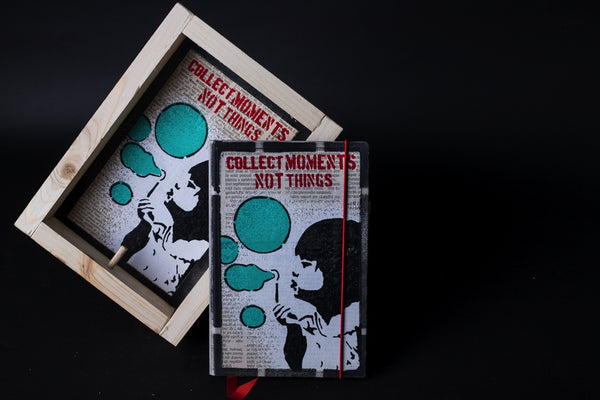 Bubble girl - medium notebook with frame / originální obrázek